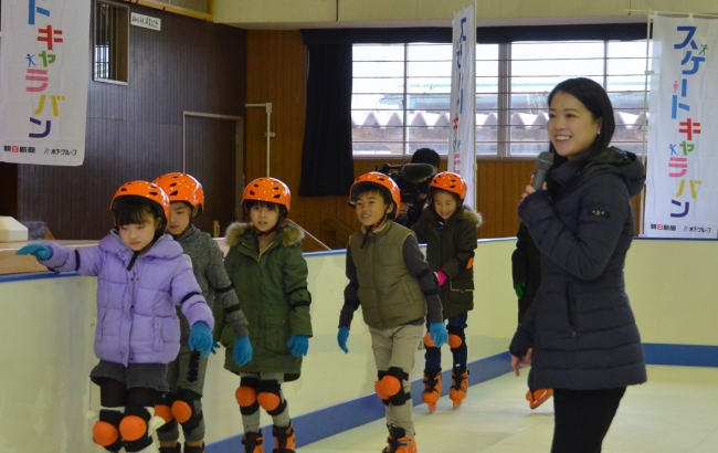 スケート体験をする子どもたちと鈴木明子さん(右端)