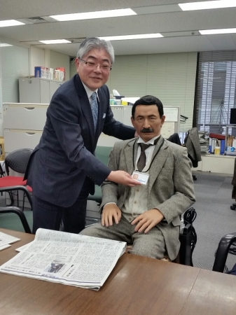 漱石アンドロイドに社員証を授与する朝日新聞社の渡辺雅隆社長