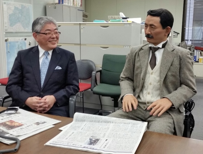 漱石アンドロイドと言葉を交わす朝日新聞社の渡辺雅隆社長