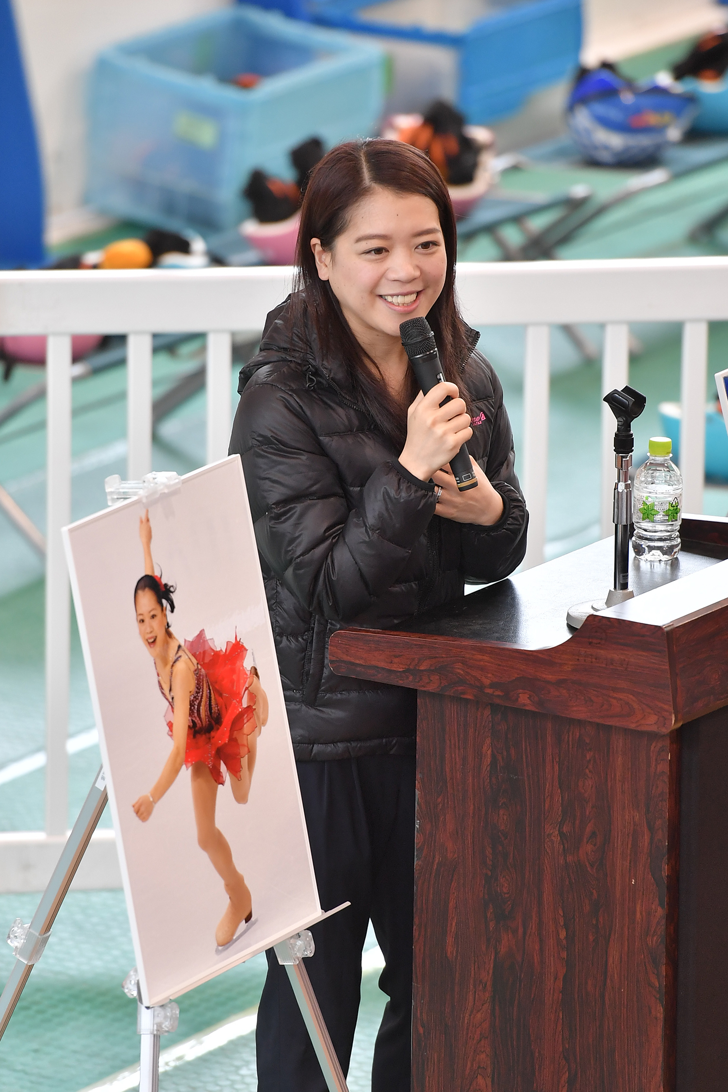 鈴木明子さんが小学生とスケート交流