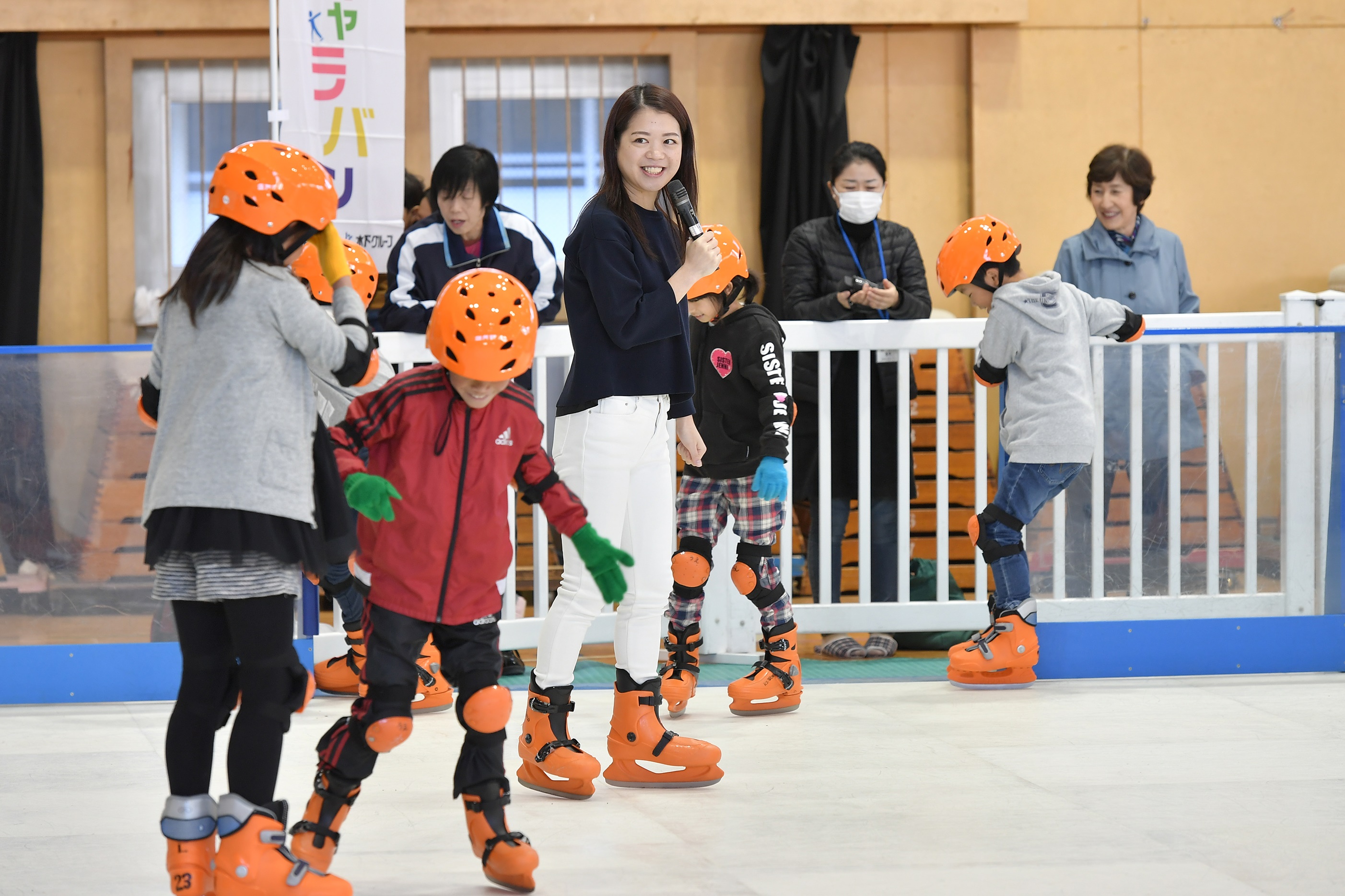 目指せ未来の日本代表！　鈴木明子さんが小学生とスケート交流