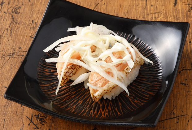 炙りサーモンオニオンマヨ寿司
