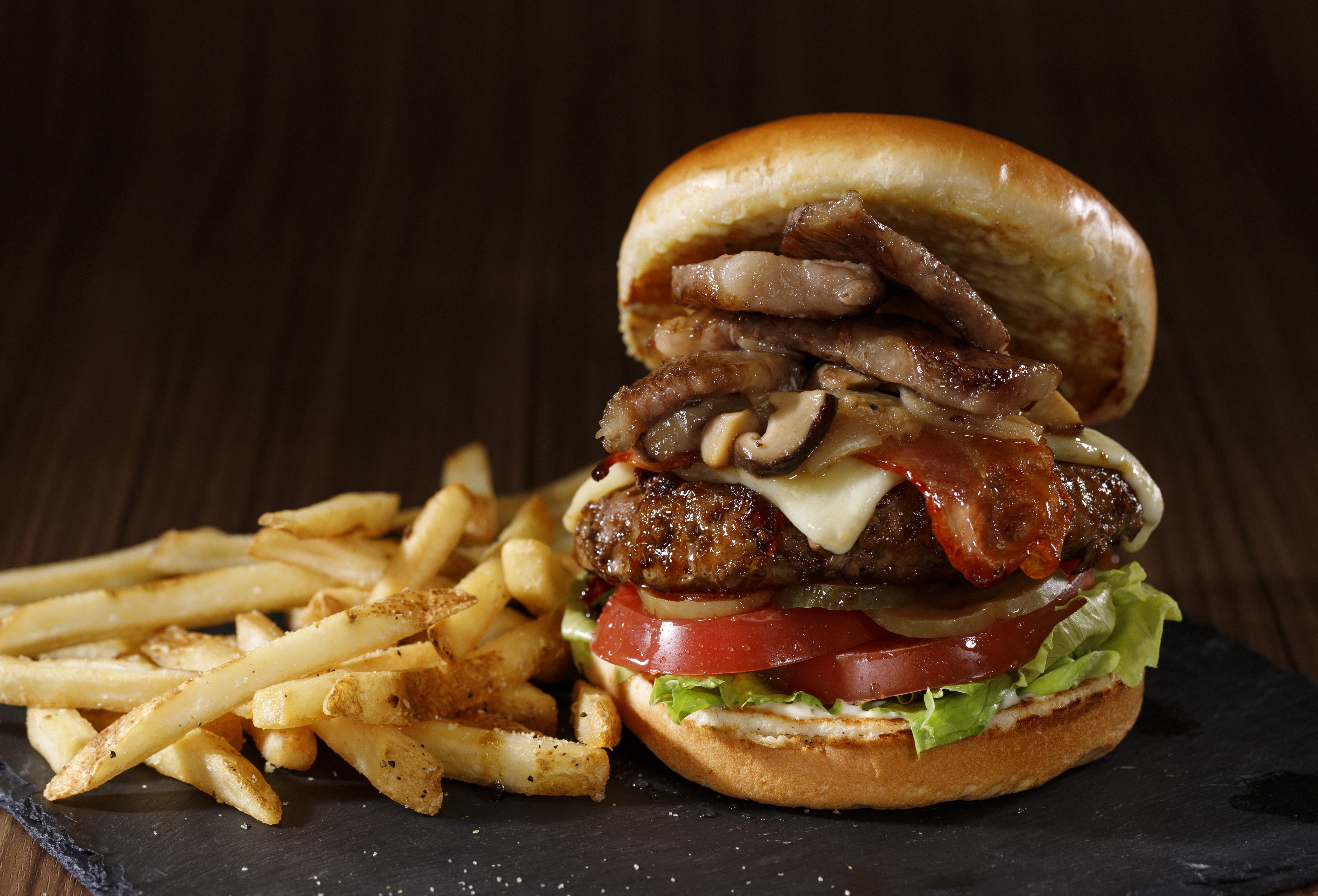 世界初 かつ日本限定メニューの提供決定 Tgi フライデーズと日本が誇る薩摩牛の出会い Meet The Meat ミート ザ ミート バーガー ワタミ株式会社のプレスリリース