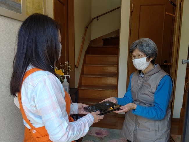 使用済み容器をお届けスタッフが回収
