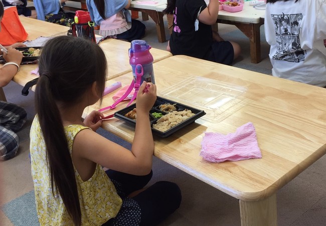 2020年夏休みには、豊島区立の学童クラブで「ワタミの宅食」のお弁当を提供しました