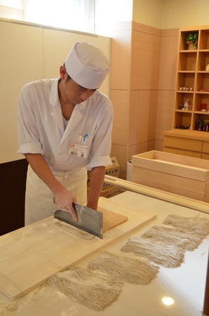 藤田　豊　40才 厨房スタッフとして 2011年入社 実家が蕎麦屋を経営 職人歴8年