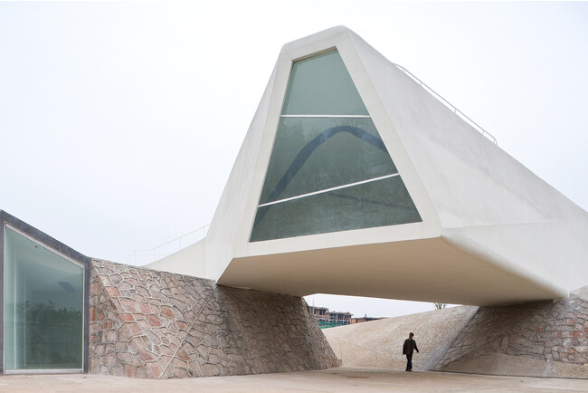 メキシコ人建築家タチアナ・ビルバオによる建築物（中国・建築芸術公園）