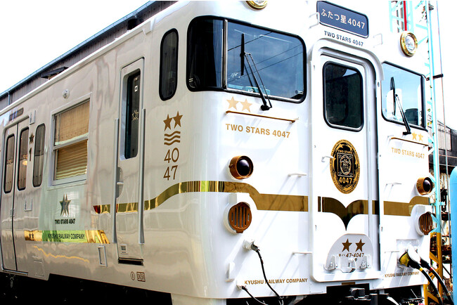 JＲ九州 観光列車「ふたつ星４０４７」外装・内装にデザイニングメタル