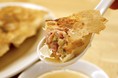 まるでステーキのようなゴロゴロ肉餃子「手づつみステーキ餃子」のEC販売を開始。 2021年12月16日(木)20時より、専用ECサイトにて注文受付。 