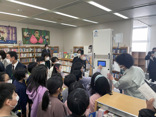 ロボットに触れてみる雄物川小学校３年生