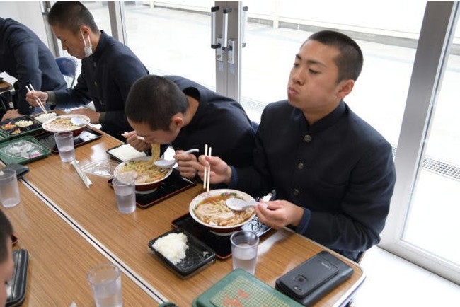 私立酒田南高等学校内の食堂の様子