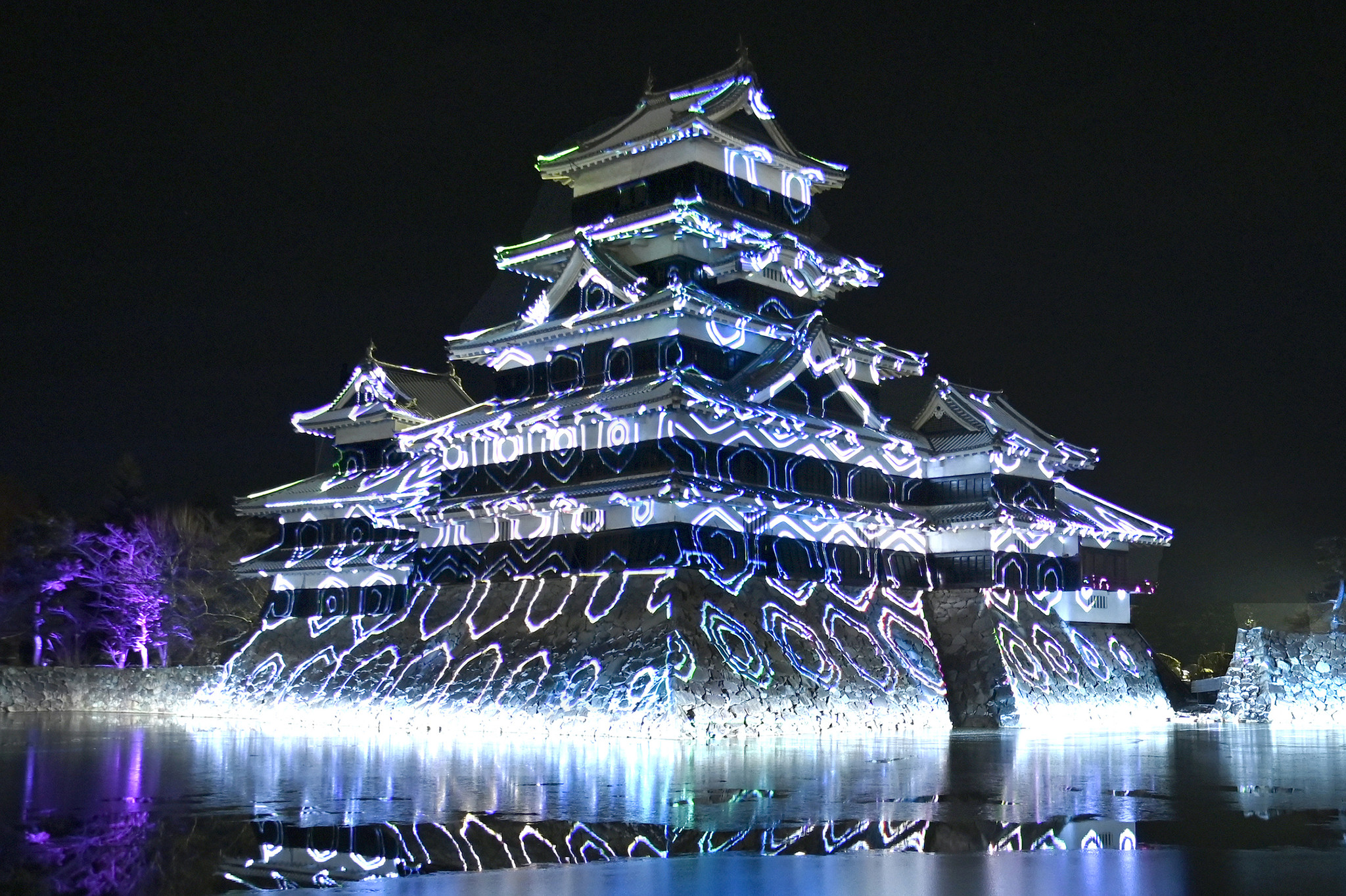 国宝松本城を舞台にしたレーザーと光による新しい演出 松本城 氷晶きらめく水鏡 にて氷彫フェスティバル特別演出が22年1月16日より実施 Tokyo Lighting Design 合同会社のプレスリリース