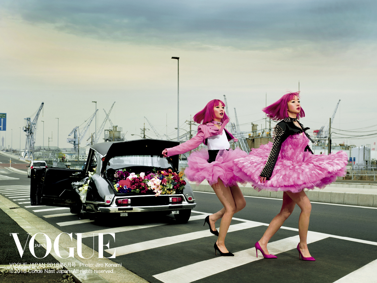明日発売 Vogue Japan が魅せる モードな ツインルック Amiayaなど6組の双子モデル が日本を舞台にポップでファンシーに着こなす コンデナスト ジャパンのプレスリリース