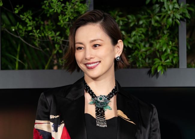 米倉涼子 Vogue Japan 公式ウェブサイトに登場 記者発表会で総額約3億円 ブシュロン のジュエリーを纏った華麗な姿を披露 コンデナスト ジャパンのプレスリリース