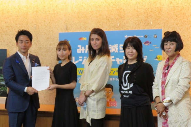 左から、小泉進次郎環境大臣、鎌田安里紗、マリエ、渡辺三津子、生駒芳子。Photo：環境省提供