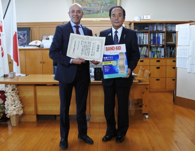 写真左から、当社代表取締役プレジデント マリオ・スタイン、埼玉県知事　上田 清司氏