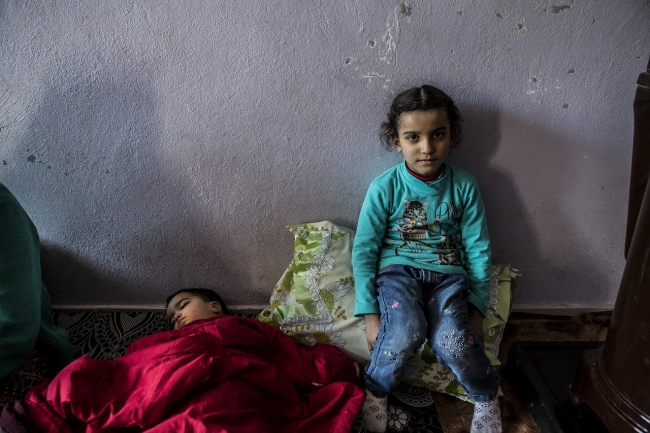 トルコで避難生活を送るシリア難民の子ども。危機勃発から5年を前に、難民の置かれた状況はますます厳しさを増しています。