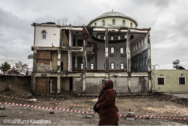 地震で壁が崩壊したモスク。トルコ南東部アドゥヤマン県ベスニ地区（2023 年12 月11 日、川畑嘉文撮影）