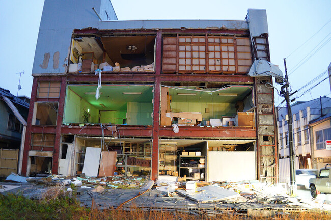 建物の壁側がすべて崩壊し、部屋の中が丸見えの3階建ての商店　石川県七尾市で2024年1月3日