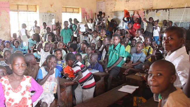 教室が足りず、子どもたちでいっぱいのウガンダの小学校（AAR Japan 撮影）