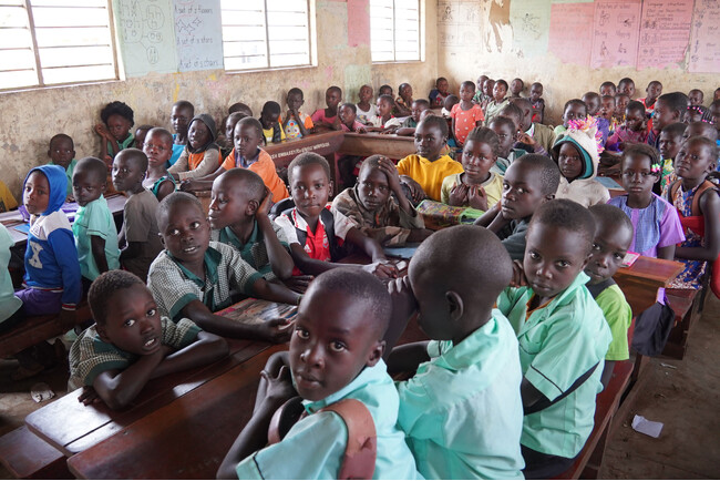 すし詰めの教室で学ぶ難民の子どもたち=ウガンダ西部のチャングワリ難民居住地で2024年