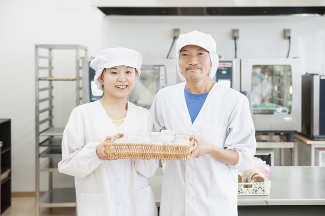 東北の被災地で売れる商品作りに励む福祉作業所の皆さん（福島県）