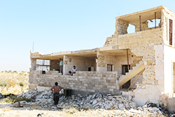 紛争で破壊された家（シリア国内）。いま、紛争前の人口の半数が家を追われ、難民や避難民として暮らしている。