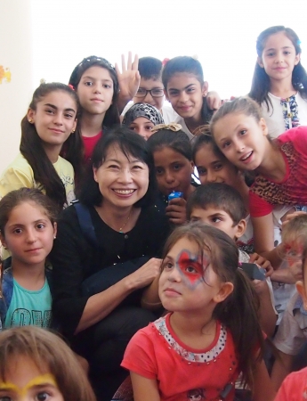 トルコで暮らすシリア難民の子どもたちと長 有紀枝