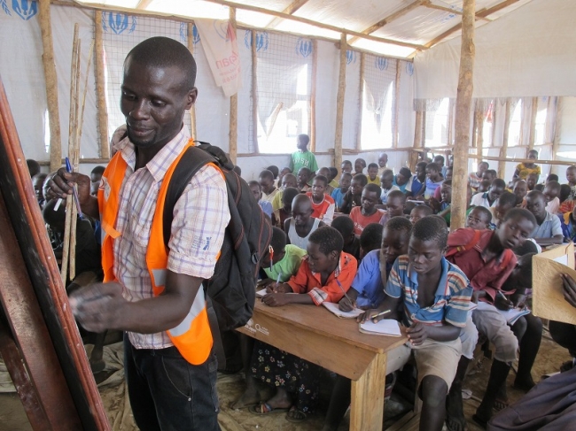 数ヵか月以上をすごす難民キャンプや居住地では、子どもたちの教育支援が急務となる。ウガンダではまず初等教育の支援を実施（南スーダン難民支援、ウガンダ）