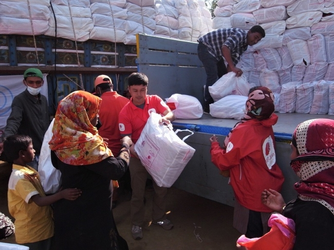 難民が発生した直後の緊急期には、今すぐに必要とされる食糧や衣類等の配付を実施（ミャンマー避難民支援、バングラデシュ）