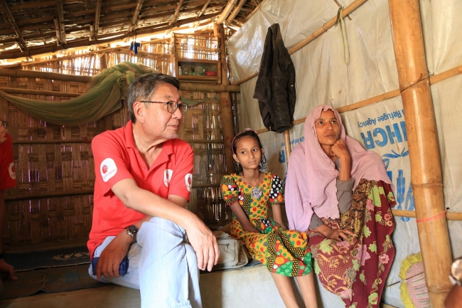 避難民の女性から話を聞く忍足（2019年3月28日、バングラデシュ・クトゥパロン避難民キャンプ）