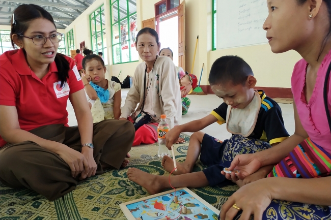 障がい児に合わせた学習サポートをするAARミャンマー事務所の理学療法士（2019年1月）