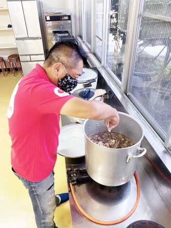被災地にて牛丼を作るARの加藤勉理事（2020年7月5日）