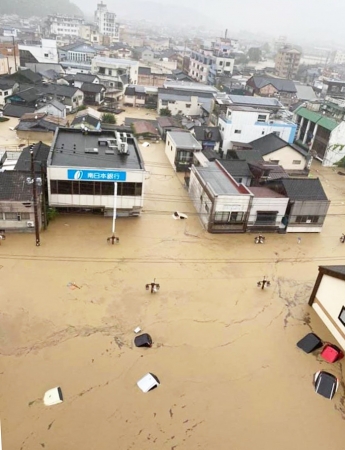 熊本県人吉市は洪水により流された車が浮かび、商店街の電灯がかろうじて頭を出しています（2020年7月4日）