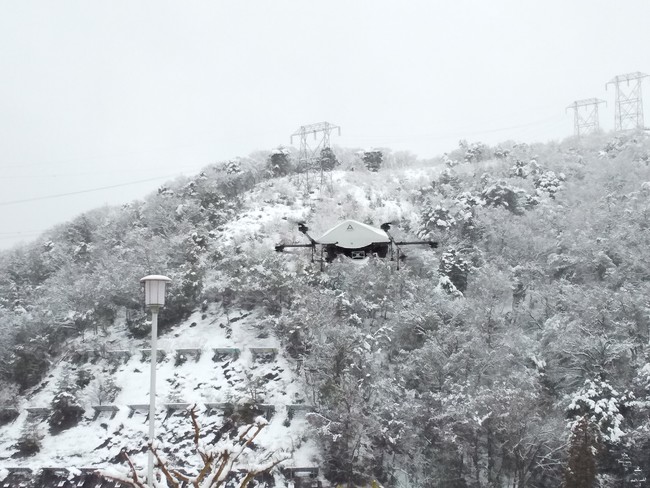 雪の中飛行するエアロネクストの 物流専用ドローン(敦賀市愛発地区) 雪の中飛行するエアロネクストの 物流専用ドローン(敦賀市愛発地区)