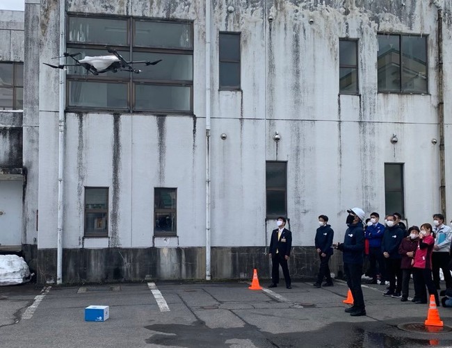 鹿瀬診療所に処方薬(模擬)を届けて飛び去るACSLとエアロネクストの物流専用ドローン(阿賀町鹿瀬地区) 鹿瀬診療所に処方薬(模擬)を届けて飛び去るACSLとエアロネクストの物流専用ドローン(阿賀町鹿瀬地区)