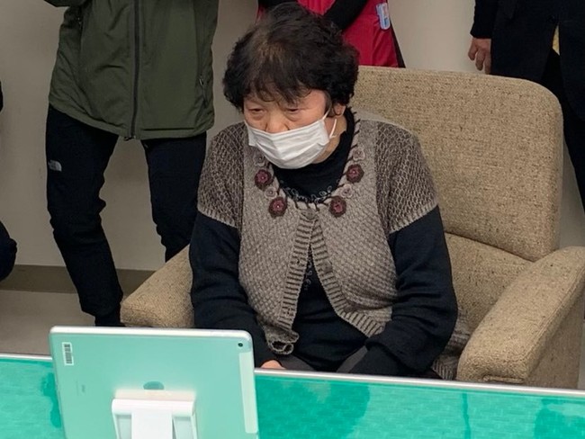 タブレットでオンライン服薬指導を受ける患者の伊藤ヒロ子さん (鹿瀬診療所内) タブレットでオンライン服薬指導を受ける患者の伊藤ヒロ子さん (鹿瀬診療所内)