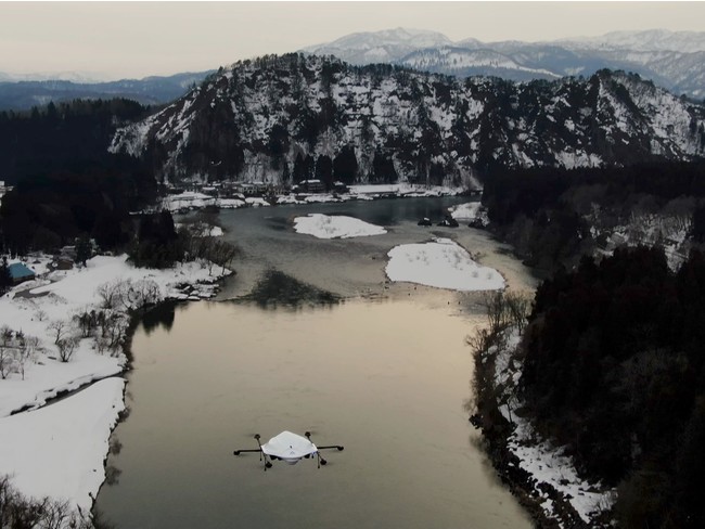 阿賀野川上空を飛行するACSLとエアロネクストの物流専用ドローン (阿賀町鹿瀬地区) 阿賀野川上空を飛行するACSLとエアロネクストの物流専用ドローン (阿賀町鹿瀬地区)