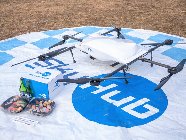 物流専用ドローンAirTruckと配送された勝浦市商店街からの「晩酌セット」(にぎり鮨セットとお酒) 物流専用ドローンAirTruckと配送された勝浦市商店街からの「晩酌セット」(にぎり鮨セットとお酒)