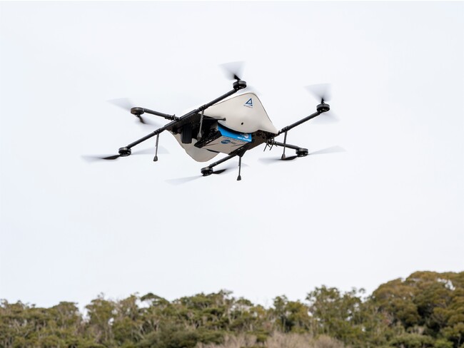 「晩酌セット」を載せて飛行するエアロネクストの物流専用ドローンAirTruck (勝浦市大沢地区) 「晩酌セット」を載せて飛行するエアロネクストの物流専用ドローンAirTruck (勝浦市大沢地区)