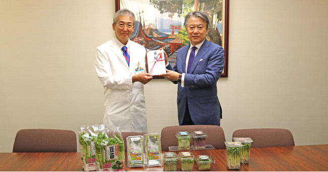 10月14日、広島大学病院で行われた寄付等の贈呈（左：広島大学病院・木内良明病院長、右：村上農園代表取締役社長・村上清貴）