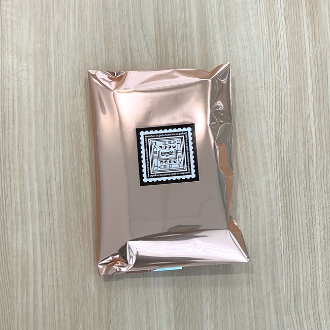 外装イメージ　「本のガチャ(R)×手紙」オリジナルデザインのステッカーが目印