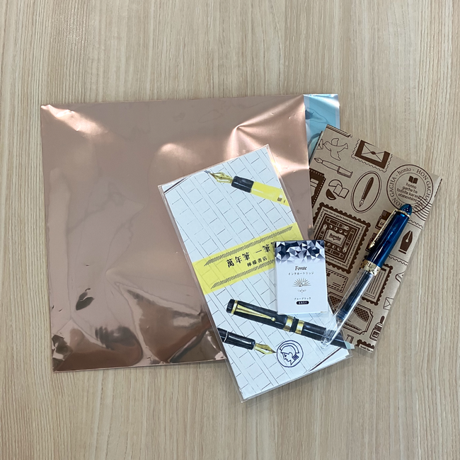 セットのイメージ　※撮影用に万年筆のキャップとインクをセットしています。お届け時はセットされておらず、お客様ご自身でのセットが必要です。