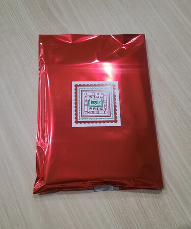 外装イメージ 赤を基調としたクリスマスバージョン。「本のガチャ(R)×手紙」オリジナルデザインのステッカーが目印。