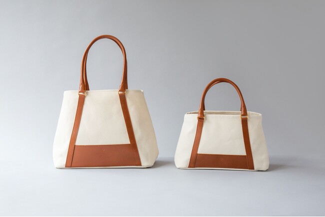 （左）ミディアムキャンバスバッグ 全3色 ￥49,500 （右）スモールキャンバスバッグ 全3色 ￥38,500