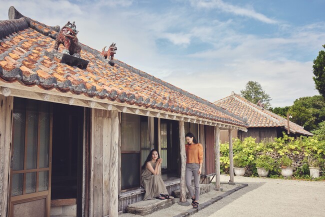 竹富島では昔ながらの赤瓦屋根の家々が残る