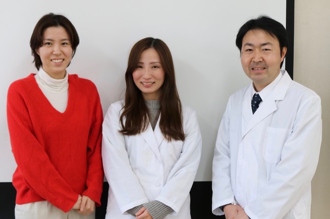  (左から)商品開発室 佐藤汐里、商品開発室課長 早田文子、発酵技術研究所長 梅崎宗