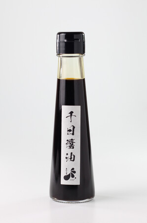 千日醤油:出町久屋のオリジナル。 フンドーダイ醤油の諸味蔵から特別に1000日熟成させた生しょうゆ。150年の発酵がこの1本に。時間をかけて一滴一滴に絞りながら作り上げました。火を入れず、発酵そのままの味です。 千日醤油:出町久屋のオリジナル。 フンドーダイ醤油の諸味蔵から特別に1000日熟成させた生しょうゆ。150年の発酵がこの1本に。時間をかけて一滴一滴に絞りながら作り上げました。火を入れず、発酵そのままの味です。