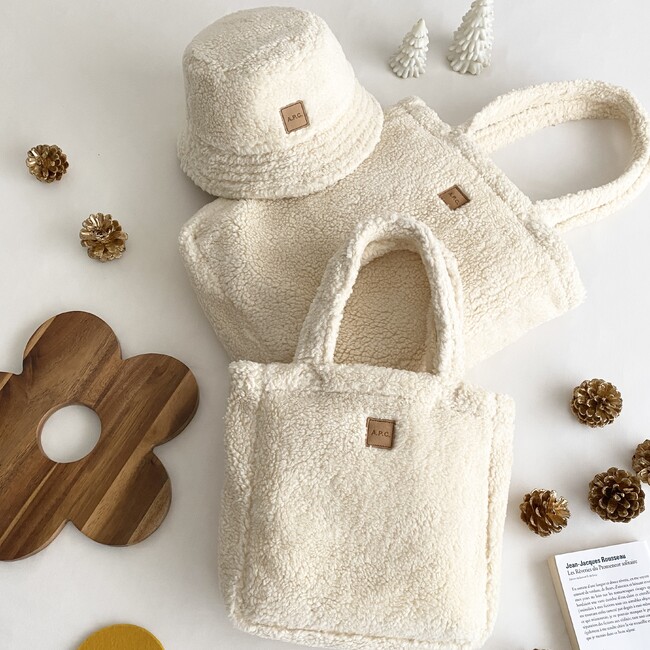 上から、マーク バケットハット 24,200円 ルー トートバッグ 28,600円 ルー ミニトートバッグ 20,900円