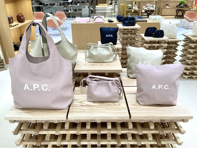 A.P.C.＞ Iconic giftsをテーマに、心に残る印象的なギフトを